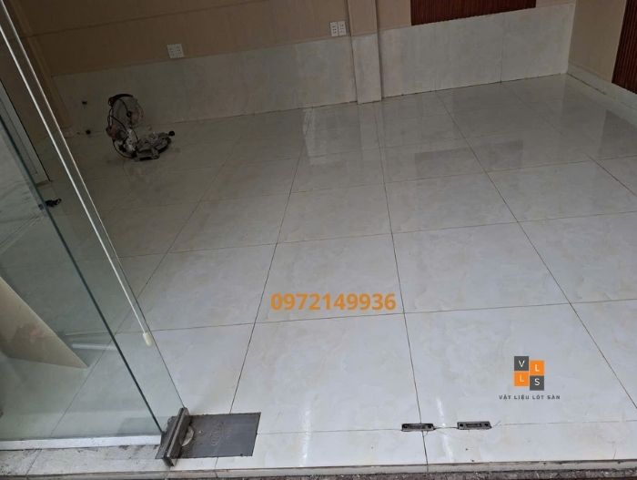 Thi công lọt thảm tẩy keo sàn tại 64/18A Hoà Bình, quận Tân Phú.
